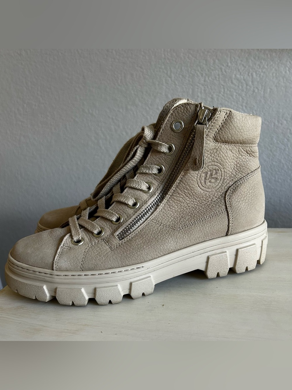 Paul Green light tan Women's Novi Hi Top Sneakers, leather, size 8. See sizing.